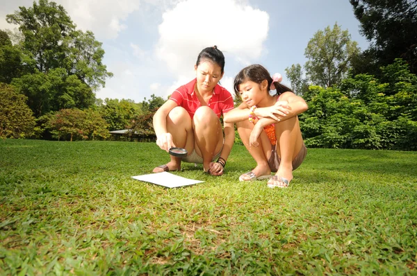 Duas crianças brincando com uma experiência científica ao ar livre — Fotografia de Stock