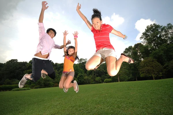 Τρία παιδιά, διασκεδάζοντας σε εξωτερικούς χώρους — Φωτογραφία Αρχείου