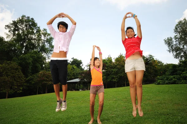Трое детей веселятся на открытом воздухе — стоковое фото