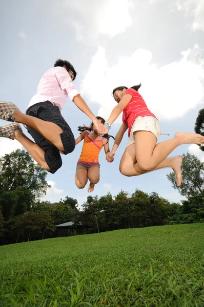Трое детей веселятся на открытом воздухе — стоковое фото