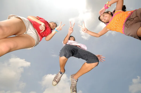 3 ребенка развлекаются на свежем воздухе под солнцем — стоковое фото