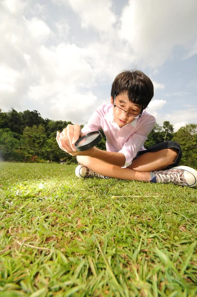 Fiatal fiú a kertben szabadtéri játék — Stock Fotó