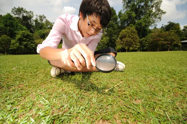Giovane ragazzo che gioca nei giardini all'aperto — Foto Stock