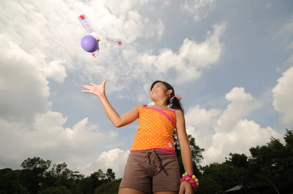 Молодая азиатка играет на открытом воздухе с научным экспериментом — стоковое фото