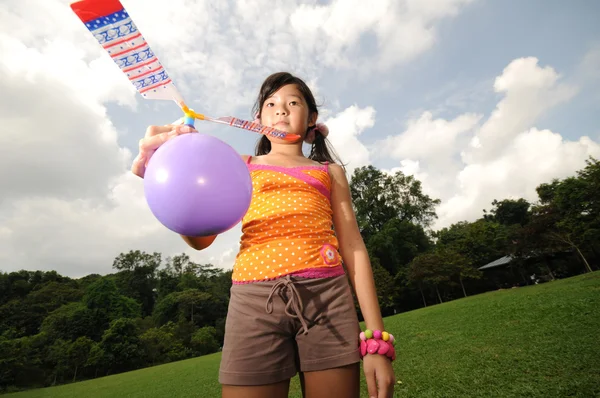 Giovane ragazza asiatica giocare all'aperto con la scienza esperimento — Foto Stock