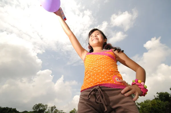 Молодая азиатка играет на открытом воздухе с научным экспериментом — стоковое фото
