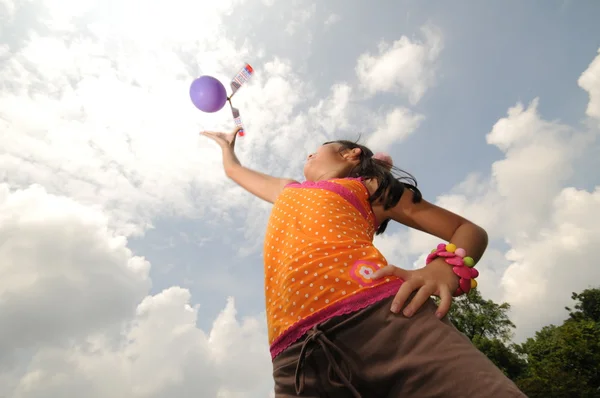 Giovane ragazza asiatica giocare all'aperto con la scienza esperimento — Foto Stock