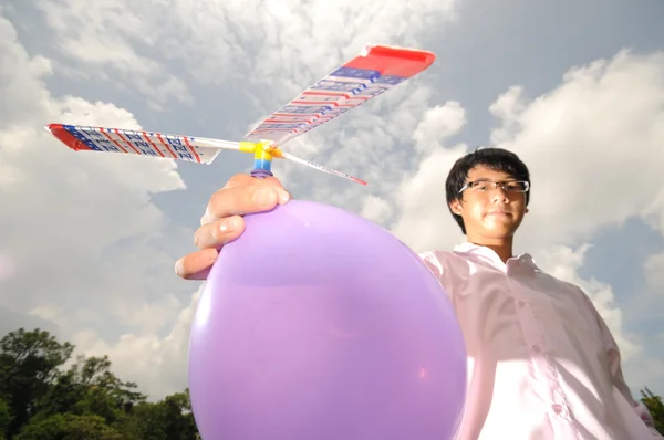 Молодой азиатский мальчик играет на открытом воздухе с научным экспериментом — стоковое фото