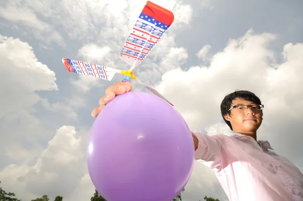 Fiatal ázsiai fiú játszik a tudomány szabadtéri kísérlet — Stock Fotó