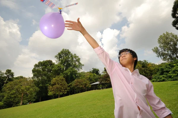 Unga asiatiska pojke spela utomhus med vetenskap experimentera — Stockfoto