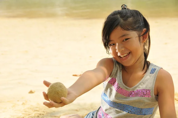Молодая китайская азиатка развлекается и играет — стоковое фото