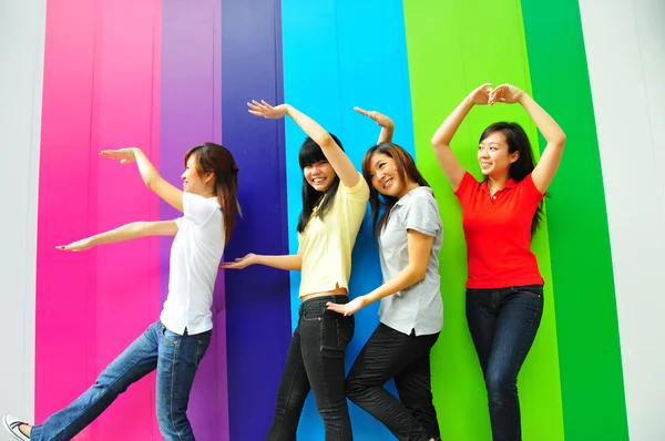 Quatro meninas chinesas asiáticas em poses felizes — Fotografia de Stock
