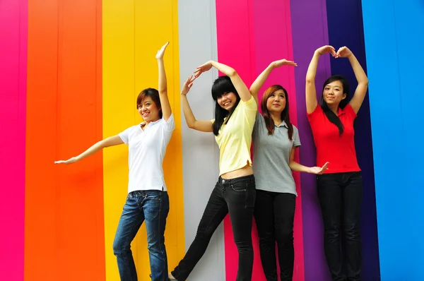 Vier asiatische Freundinnen in verschiedenen Posen — Stockfoto