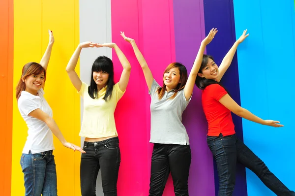 Vier Aziatische vriendinnen in verschillende poses — Stockfoto