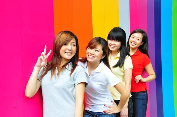 Чотири азіатські подружки в різних позах — стокове фото