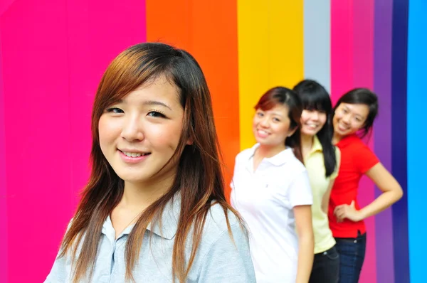 Fyra asiatiska flickvänner i olika poser — Stockfoto