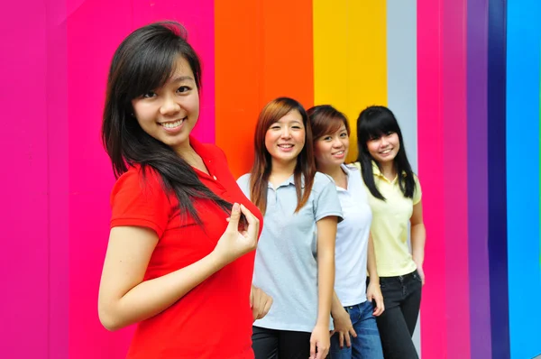 Asiático chino niñas en grupo poses — Foto de Stock