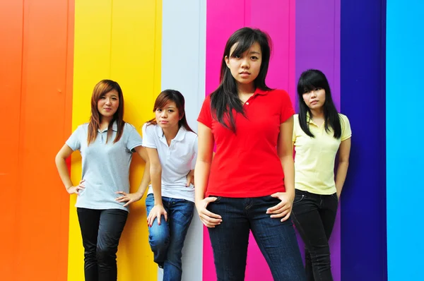 Vier Aziatische chinese meisjes in gelukkig vormt — Stockfoto