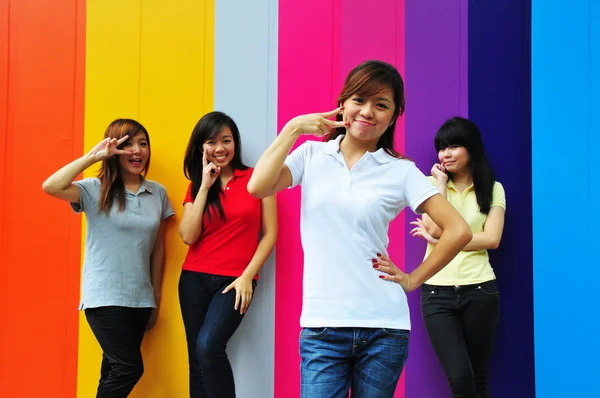 Quatre filles chinoises asiatiques dans des poses heureuses — Photo