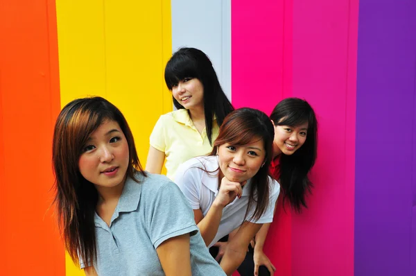 Vier Aziatische chinese meisjes in gelukkig vormt — Stockfoto