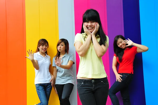 幸せなポーズで 4 つのアジア中国の女の子 — ストック写真