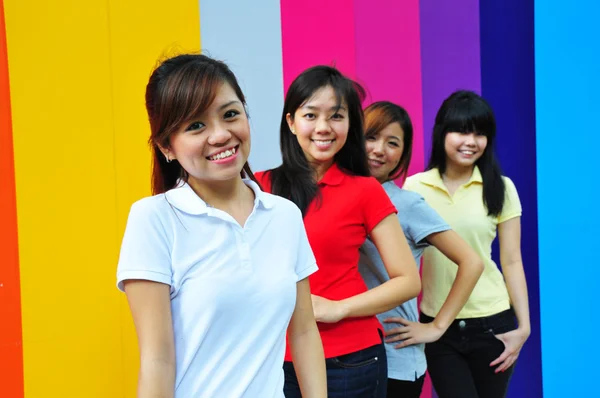 四个亚洲中国女孩在快乐姿势 — 图库照片