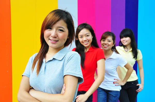 四个亚洲中国女孩在快乐姿势 — 图库照片