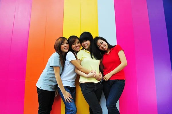 Cztery azjatyckie dziewczyny w różnych pozach — Zdjęcie stockowe