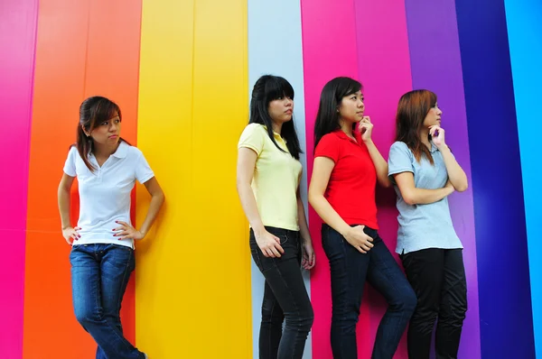 Asiatische chinesische Mädchen outcast aus Gruppe — Stockfoto