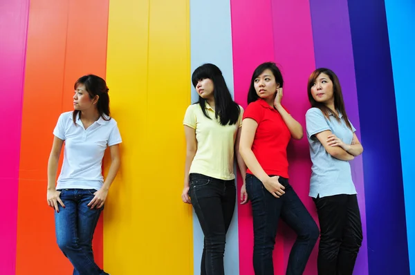 Asiatische chinesische Mädchen outcast aus Gruppe — Stockfoto