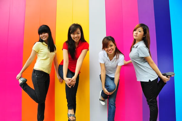 Vier Aziatische vriendinnen in verschillende poses — Stockfoto