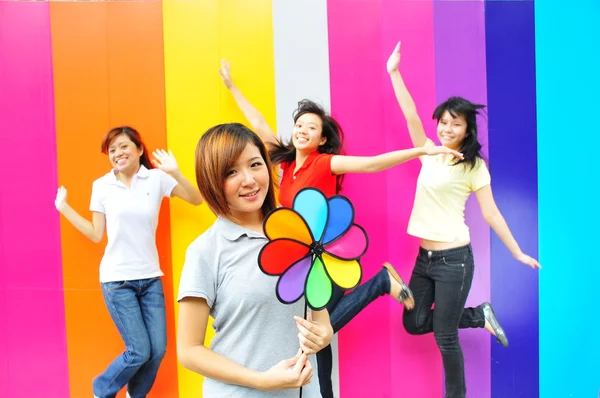 Cztery azjatyckie dziewczyny w różnych pozach — Zdjęcie stockowe