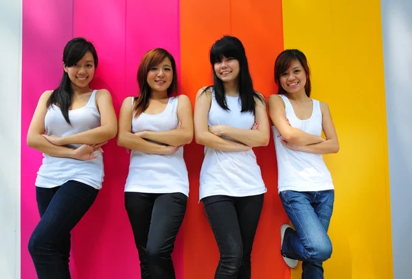 Vier asiatische chinesische Mädchen in verschiedenen Posen — Stockfoto