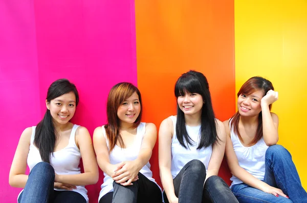 Fyra asiatiska kinesiska flickor i olika poser — Stockfoto