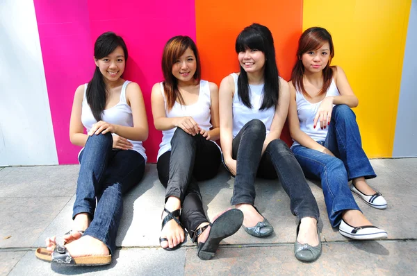 Vier asiatische chinesische Mädchen in verschiedenen Posen — Stockfoto