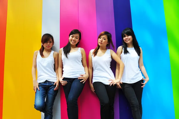 Fyra asiatiska kinesiska flickor i olika poser — Stockfoto