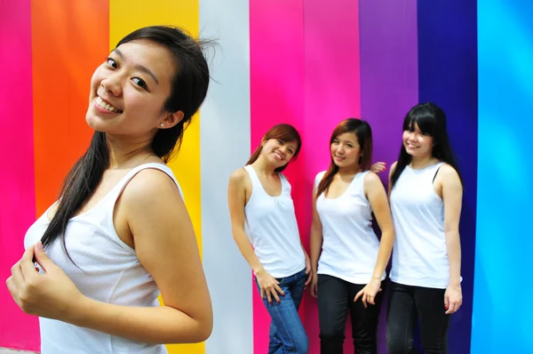 Quatro meninas chinesas asiáticas em várias poses — Fotografia de Stock