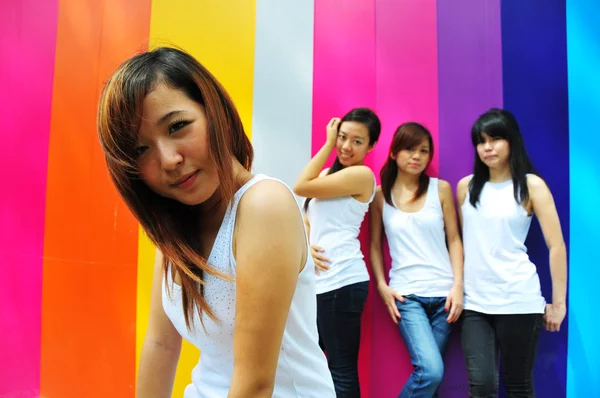 Fyra kinesiska asiatiska flickor att ha en bra tid utomhus — Stockfoto