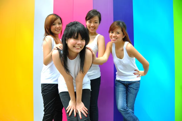 Vier chinesische asiatische Mädchen haben eine große Zeit im Freien — Stockfoto
