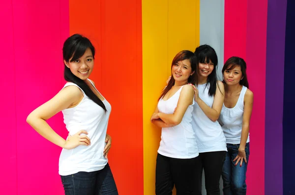 屋外で素晴らしい時間を持つ 4 つの中国アジアの女の子 — ストック写真