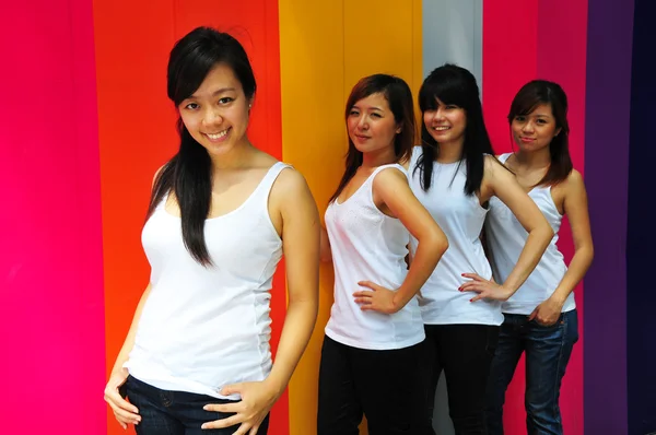 有很大的时间都在户外的四个中国亚洲女孩 — 图库照片