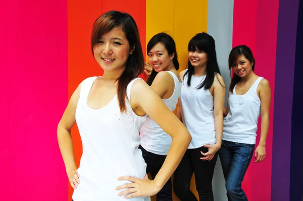 Fyra kinesiska asiatiska flickor att ha en bra tid utomhus — Stockfoto