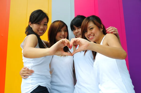 Quattro cinese asiatico ragazze avendo un grande tempo all'aperto — Foto Stock