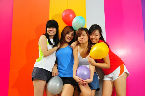 Líderes de claque brilhantes com fundo colorido — Fotografia de Stock