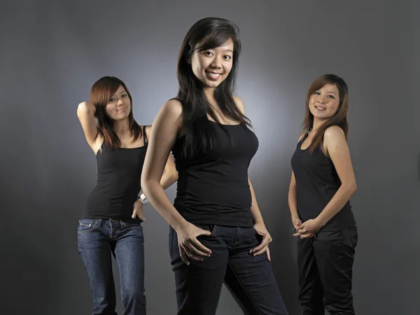 Grupp 3 asiatiska kinesiska flickor i olika poser — Stockfoto