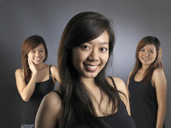 Groupe de 3 filles asiatiques chinoises dans diverses poses — Photo