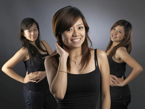 Groupe de 3 filles asiatiques chinoises dans diverses poses — Photo