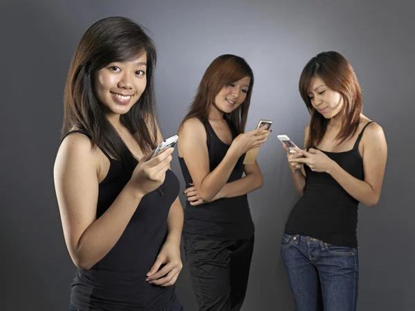 Azjatycki chiński dziewczyny grupy przy użyciu swoich telefonów komórkowych — Zdjęcie stockowe