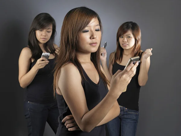 Azjatycki chiński dziewczyny grupy przy użyciu swoich telefonów komórkowych — Zdjęcie stockowe