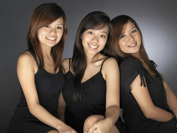 Groep 3 Aziatische chinese meisjes in verschillende poses — Stockfoto